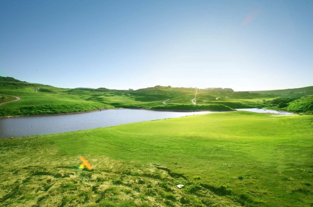 https://golftravelpeople.com/wp-content/uploads/2019/04/Alcaidesa-la-Hacienda-Heathland-1-1024x678.jpg