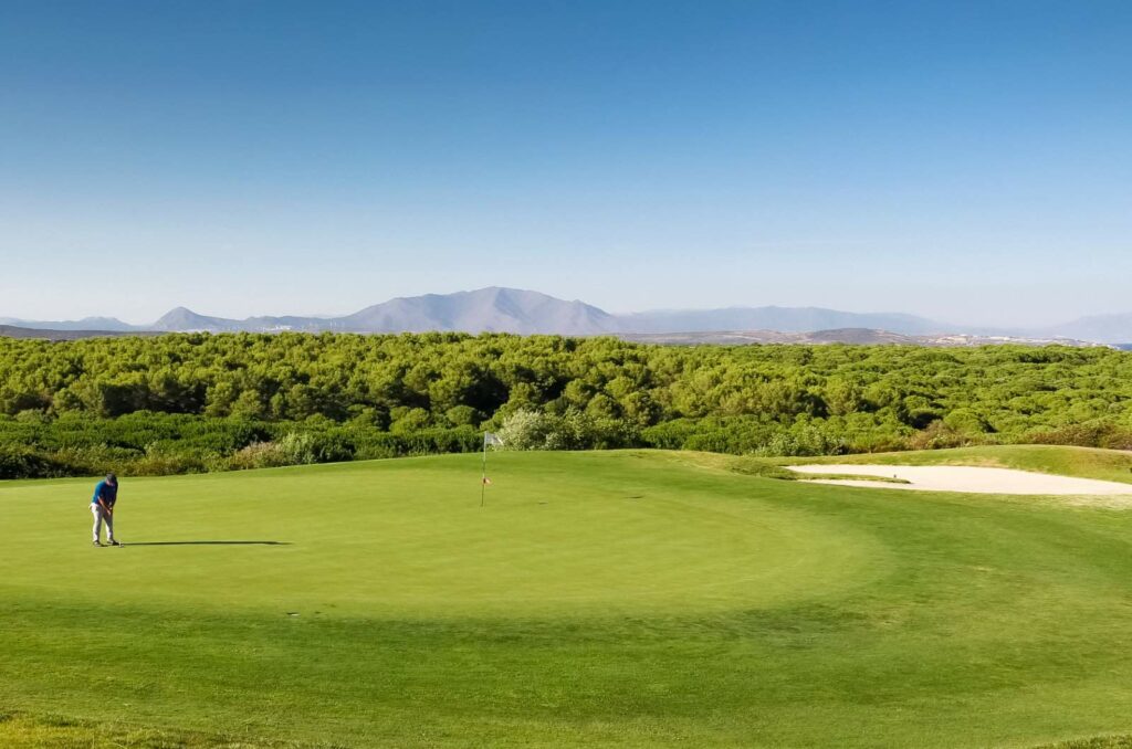 https://golftravelpeople.com/wp-content/uploads/2019/04/Alcaidesa-la-Hacienda-Heathland-10-1024x678.jpg