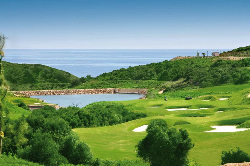 https://golftravelpeople.com/wp-content/uploads/2019/04/Alcaidesa-la-Hacienda-Heathland-2-1024x678.jpg