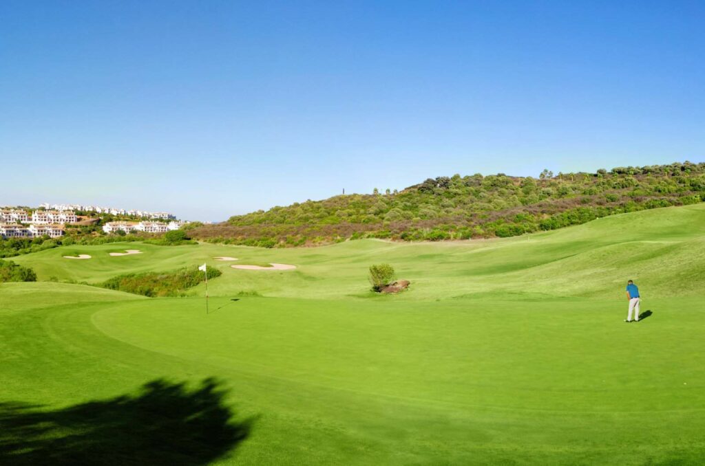 https://golftravelpeople.com/wp-content/uploads/2019/04/Alcaidesa-la-Hacienda-Heathland-6-1024x678.jpg