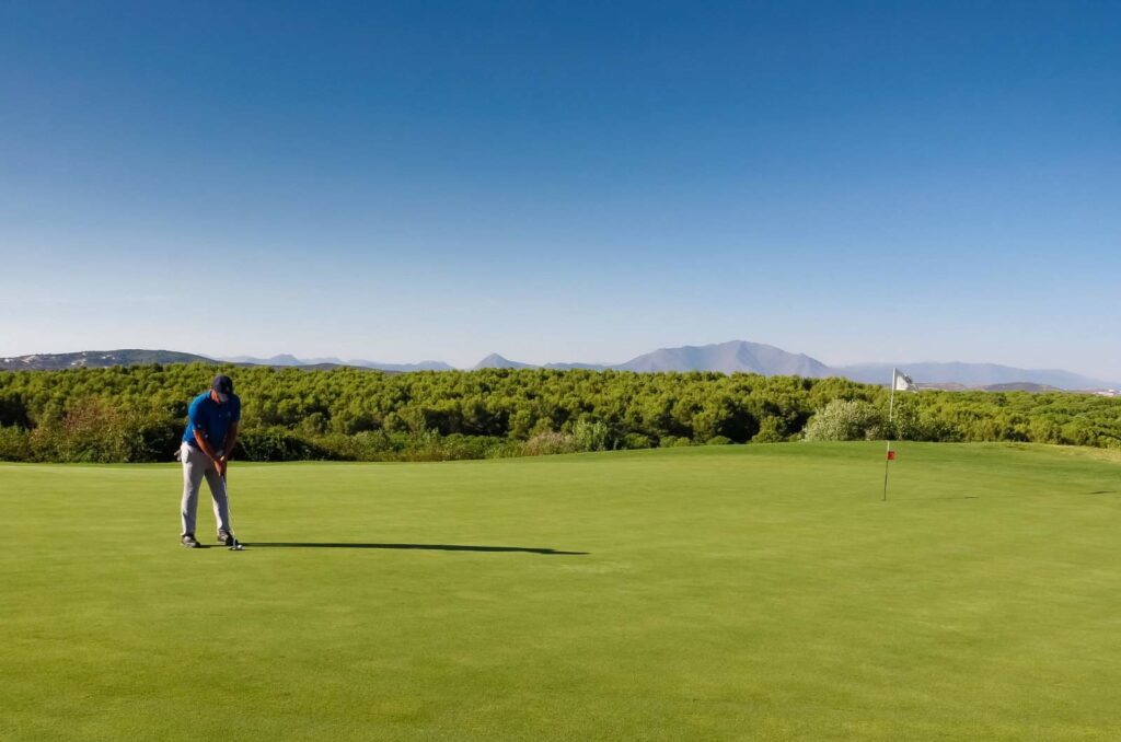 https://golftravelpeople.com/wp-content/uploads/2019/04/Alcaidesa-la-Hacienda-Heathland-9-1024x678.jpg