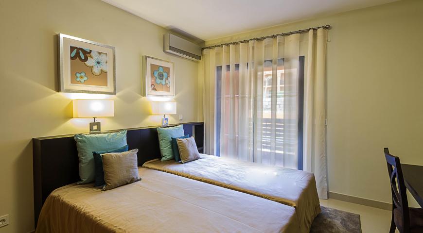 https://golftravelpeople.com/wp-content/uploads/2019/04/Amendoeira-Resort-2-bedroom-apartment-2.jpg