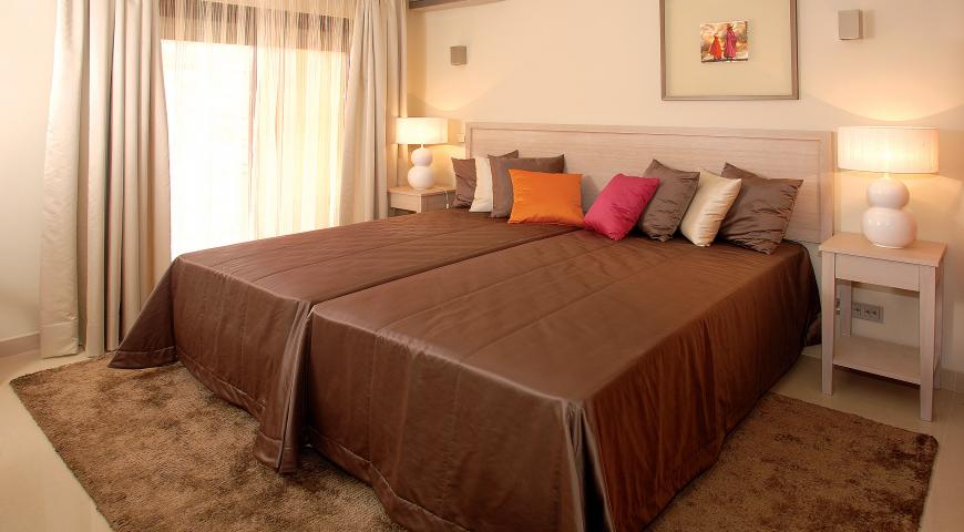 https://golftravelpeople.com/wp-content/uploads/2019/04/Amendoeira-Resort-2-bedroom-apartment-3.jpg