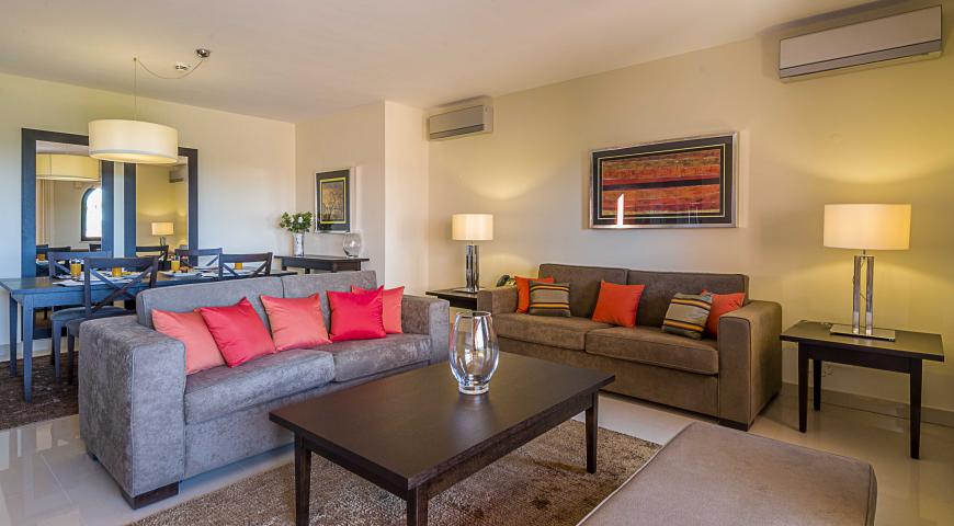 https://golftravelpeople.com/wp-content/uploads/2019/04/Amendoeira-Resort-2-bedroom-apartment-5.jpg