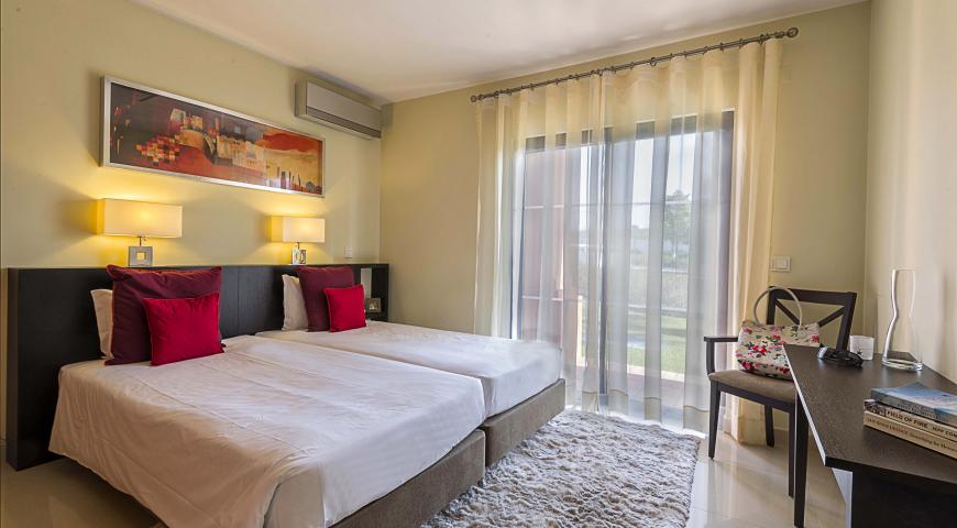 https://golftravelpeople.com/wp-content/uploads/2019/04/Amendoeira-Resort-2-bedroom-apartment-with-mezzanine.jpg