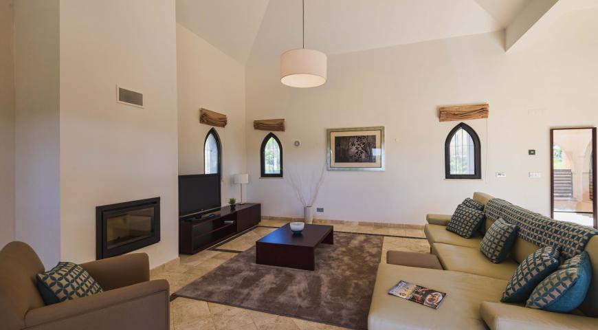 https://golftravelpeople.com/wp-content/uploads/2019/04/Amendoeira-Resort-4-bedroom-superior-villa-4.jpg