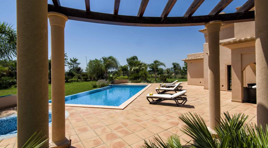 https://golftravelpeople.com/wp-content/uploads/2019/04/Amendoeira-Resort-4-bedroom-superior-villa-7.jpg