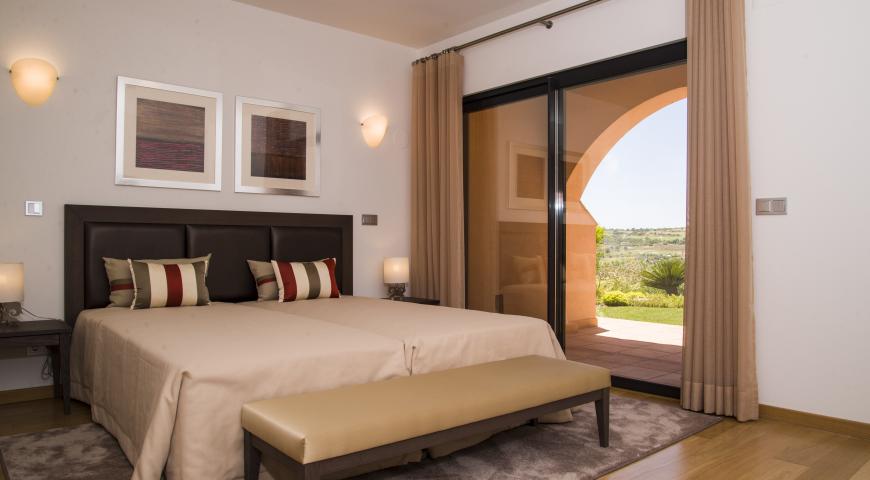 https://golftravelpeople.com/wp-content/uploads/2019/04/Amendoeira-Resort-5-bedroom-superior-villa-2.jpg