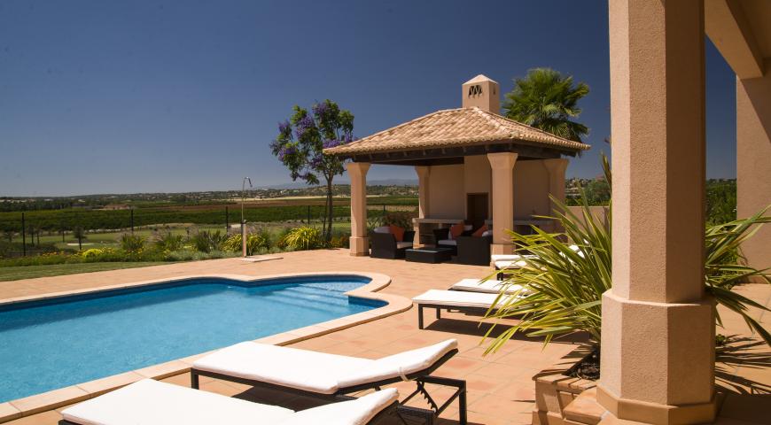 https://golftravelpeople.com/wp-content/uploads/2019/04/Amendoeira-Resort-5-bedroom-superior-villa-9.jpg