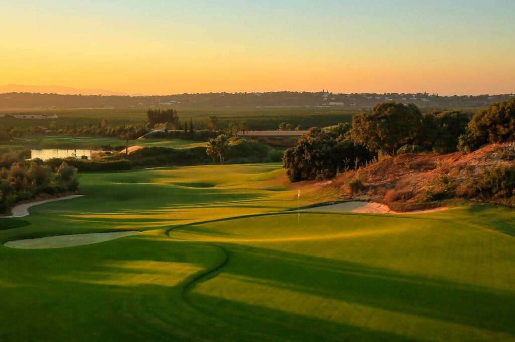 https://golftravelpeople.com/wp-content/uploads/2019/04/Amendoeira-Resort-Algarve-Portugal-OConnor-Course-2-1024x680.jpg