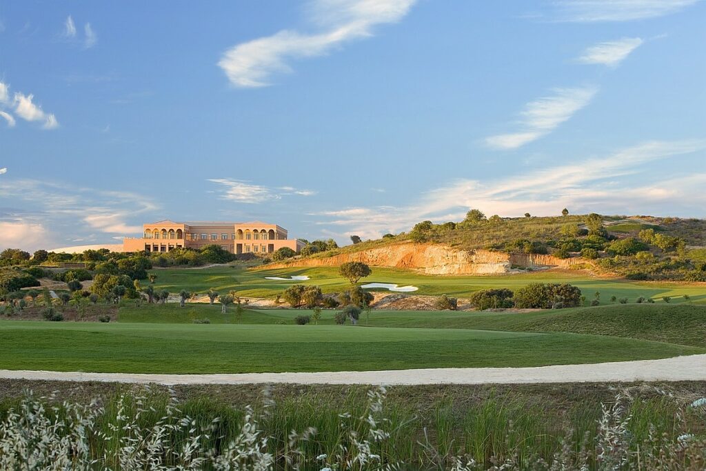 https://golftravelpeople.com/wp-content/uploads/2019/04/Amendoeira-Resort-Algarve-Portugal-OConnor-Course-3-1024x683.jpg