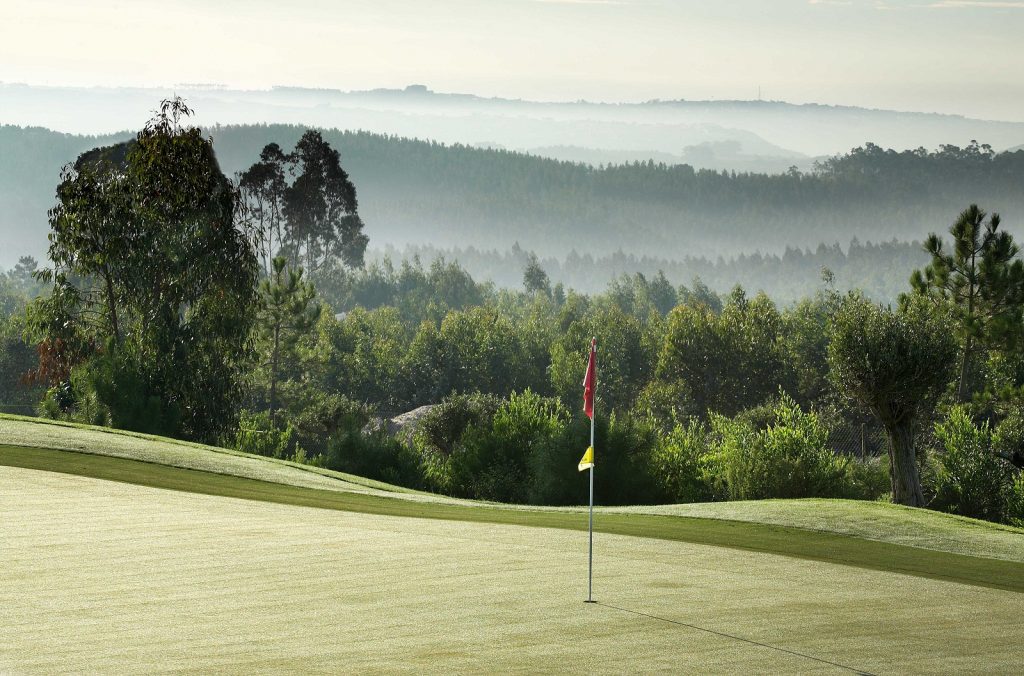 https://golftravelpeople.com/wp-content/uploads/2019/04/Bom-Sucesso-Resort-Golf-Course-Obidos-Portugal-2-1024x676.jpg