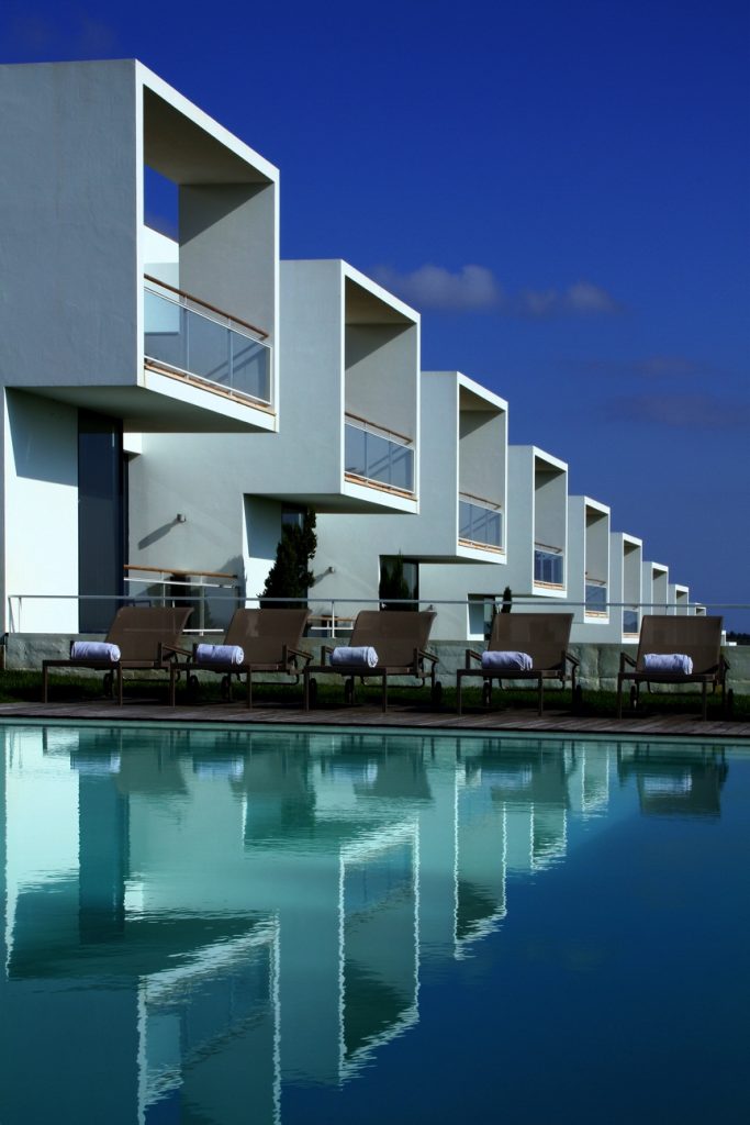https://golftravelpeople.com/wp-content/uploads/2019/04/Bom-Sucesso-Resort-Townhouse-Villa-Apartment-Obidos-Portugal-15-683x1024.jpg