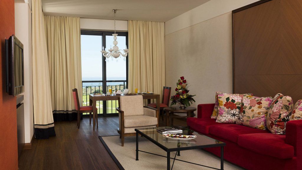 https://golftravelpeople.com/wp-content/uploads/2019/04/Cascade-Resort-Algarve-Bedrooms-Apartments-Villas-1-1024x576.jpg
