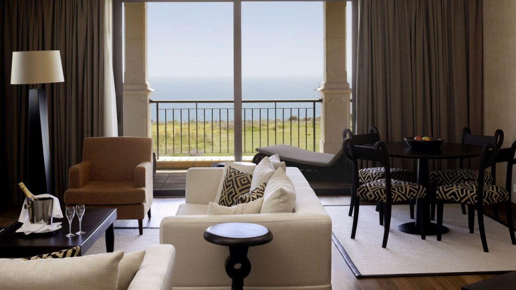 https://golftravelpeople.com/wp-content/uploads/2019/04/Cascade-Resort-Algarve-Bedrooms-Apartments-Villas-14-1024x576.jpg