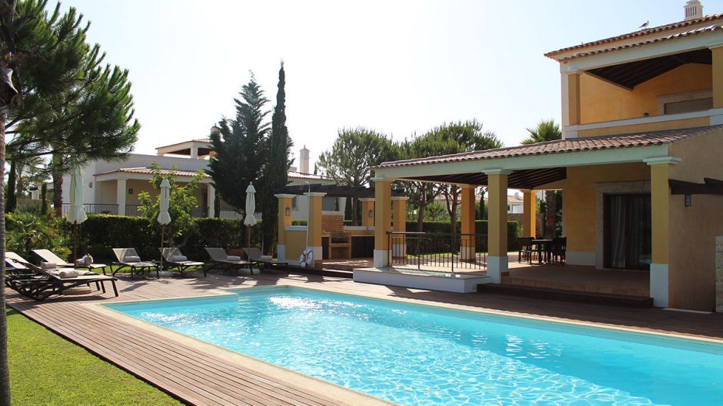 https://golftravelpeople.com/wp-content/uploads/2019/04/Cascade-Resort-Algarve-Bedrooms-Apartments-Villas-19-1024x576.jpg