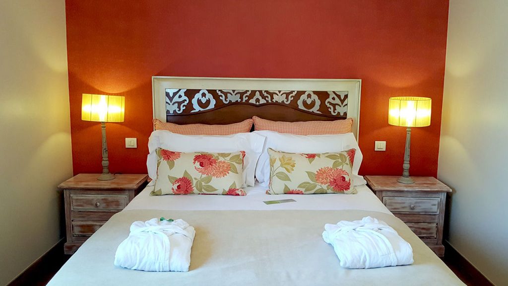 https://golftravelpeople.com/wp-content/uploads/2019/04/Cascade-Resort-Algarve-Bedrooms-Apartments-Villas-23-1024x576.jpg