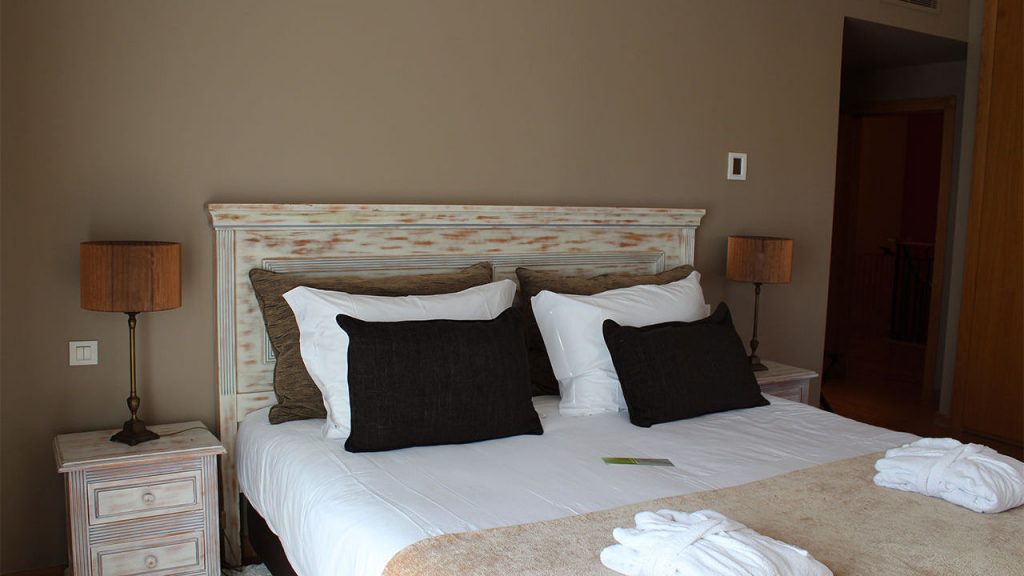 https://golftravelpeople.com/wp-content/uploads/2019/04/Cascade-Resort-Algarve-Bedrooms-Apartments-Villas-24-1024x576.jpg