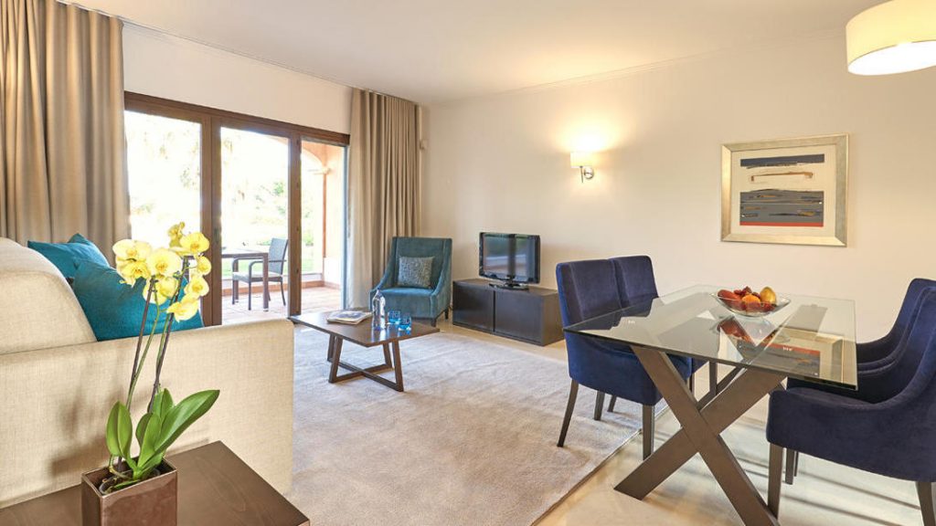 https://golftravelpeople.com/wp-content/uploads/2019/04/Cascade-Resort-Algarve-Bedrooms-Apartments-Villas-25-1024x576.jpg
