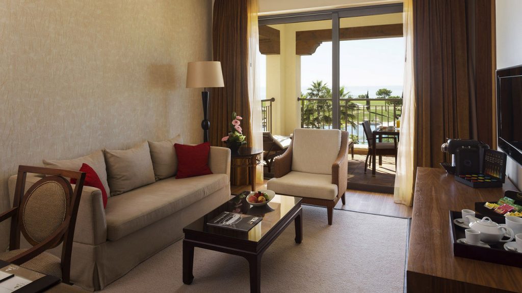 https://golftravelpeople.com/wp-content/uploads/2019/04/Cascade-Resort-Algarve-Bedrooms-Apartments-Villas-6-1024x576.jpg