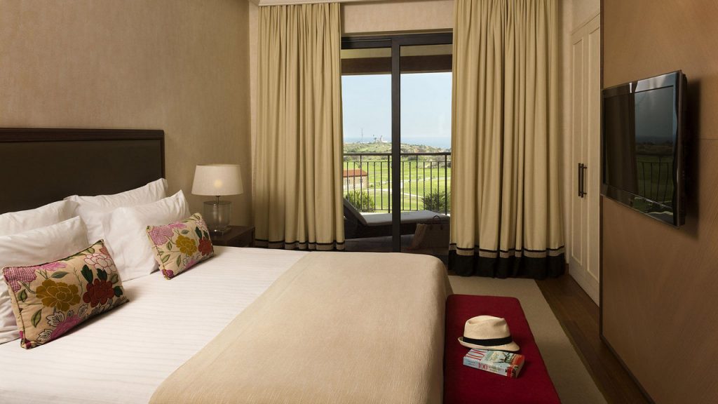 https://golftravelpeople.com/wp-content/uploads/2019/04/Cascade-Resort-Algarve-Bedrooms-Apartments-Villas-7-1024x576.jpg