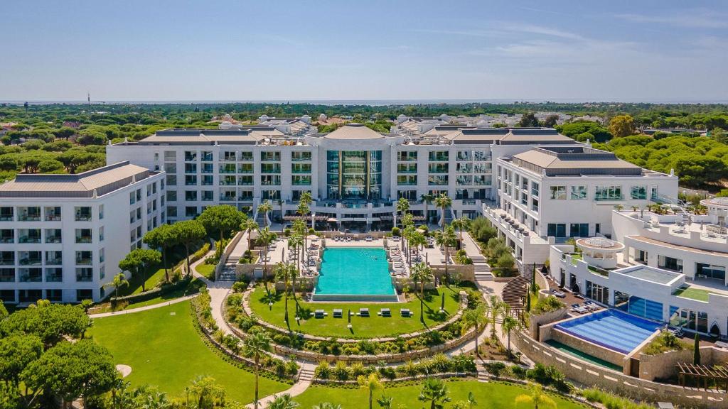 https://golftravelpeople.com/wp-content/uploads/2019/04/Conrad-Algarve-Hotel-10.jpg