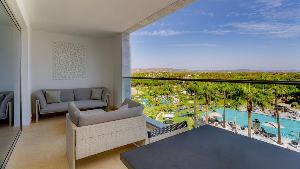 https://golftravelpeople.com/wp-content/uploads/2019/04/Conrad-Algarve-Hotel-Bedrooms-and-Suites-1.jpg