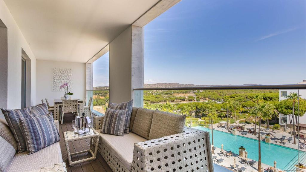 https://golftravelpeople.com/wp-content/uploads/2019/04/Conrad-Algarve-Hotel-Bedrooms-and-Suites-3.jpg
