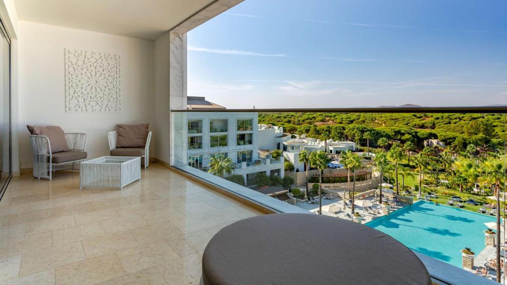 https://golftravelpeople.com/wp-content/uploads/2019/04/Conrad-Algarve-Hotel-Bedrooms-and-Suites-4.jpg