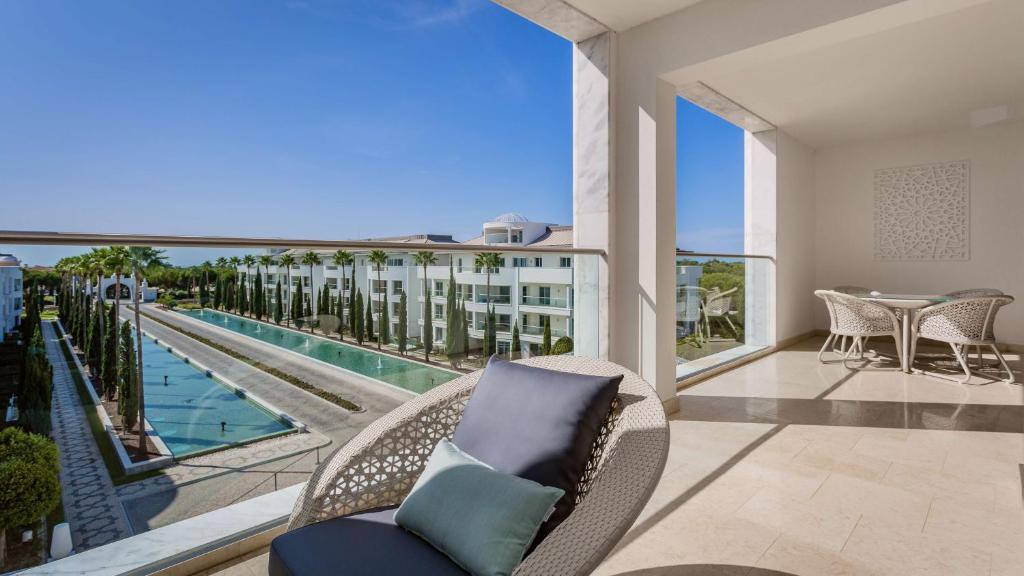 https://golftravelpeople.com/wp-content/uploads/2019/04/Conrad-Algarve-Hotel-Bedrooms-and-Suites-7.jpg
