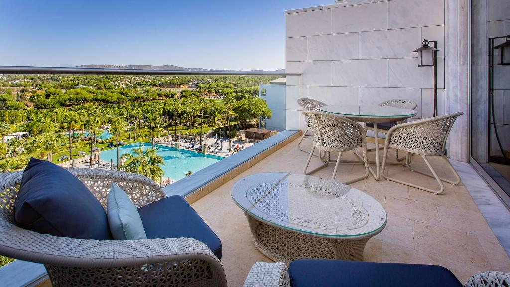 https://golftravelpeople.com/wp-content/uploads/2019/04/Conrad-Algarve-Hotel-Bedrooms-and-Suites-8.jpg