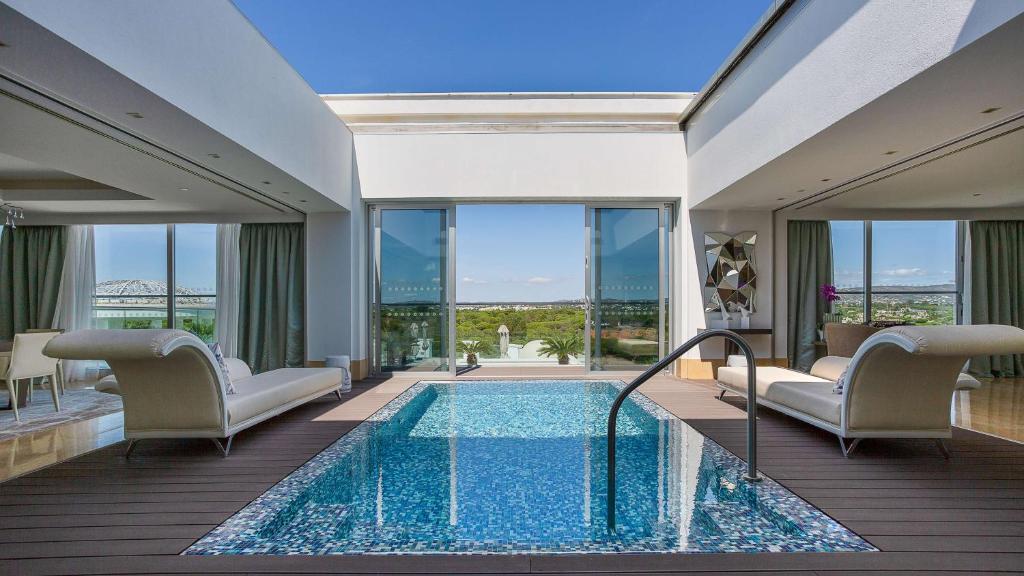 https://golftravelpeople.com/wp-content/uploads/2019/04/Conrad-Algarve-Hotel-Bedrooms-and-Suites-9.jpg
