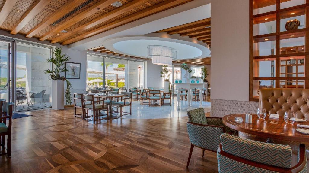 https://golftravelpeople.com/wp-content/uploads/2019/04/Conrad-Algarve-Hotel-Restaurants-and-Bars-11.jpg