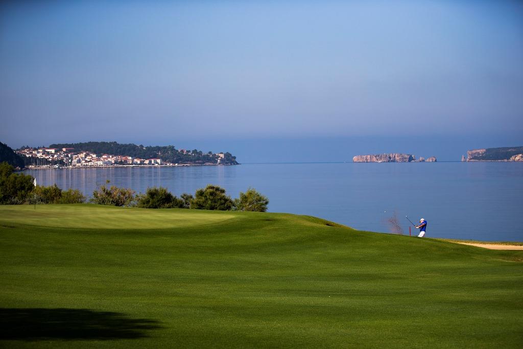 https://golftravelpeople.com/wp-content/uploads/2019/04/Costa-Navarino-Golf-Club-The-Bay-Course-11.jpg