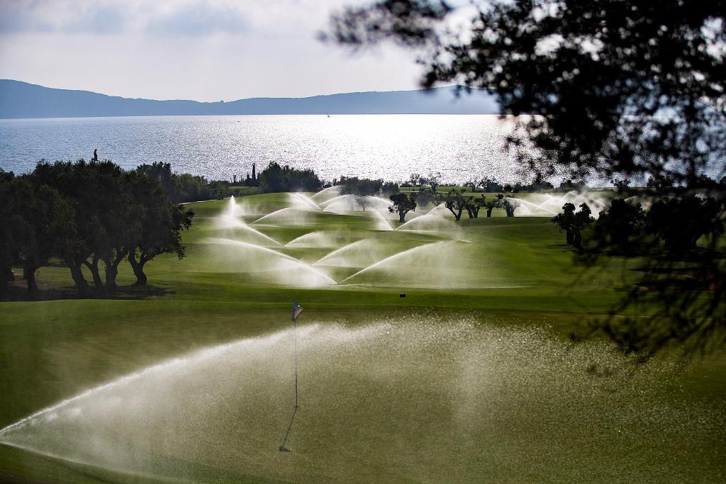 https://golftravelpeople.com/wp-content/uploads/2019/04/Costa-Navarino-Golf-Club-The-Bay-Course-14.jpg