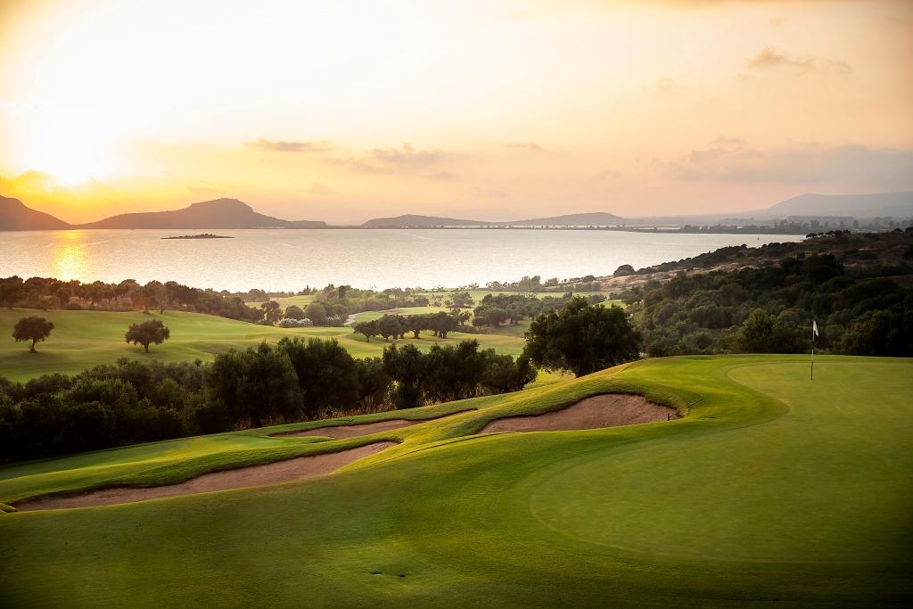 https://golftravelpeople.com/wp-content/uploads/2019/04/Costa-Navarino-Golf-Club-The-Bay-Course-18.jpg