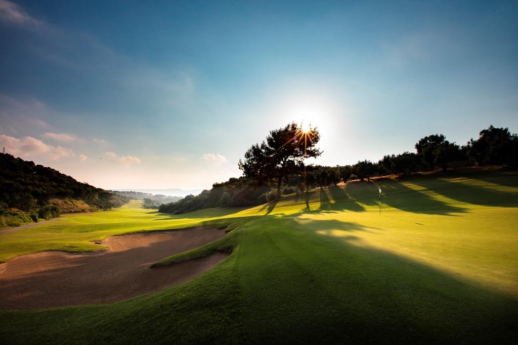 https://golftravelpeople.com/wp-content/uploads/2019/04/Costa-Navarino-Golf-Club-The-Bay-Course-19.jpg