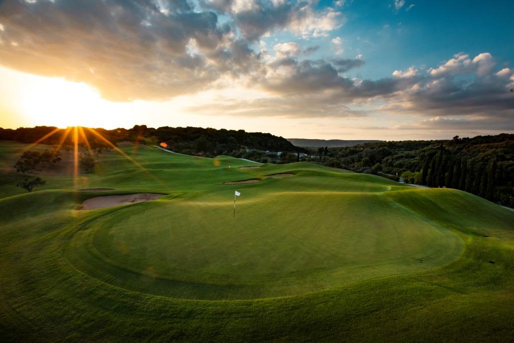 https://golftravelpeople.com/wp-content/uploads/2019/04/Costa-Navarino-Golf-Club-The-Dunes-Course-8.jpg