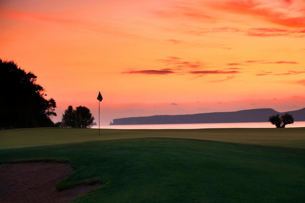 https://golftravelpeople.com/wp-content/uploads/2019/04/Costa-Navarino-Golf-The-Bay-Course-3-1024x683.jpg