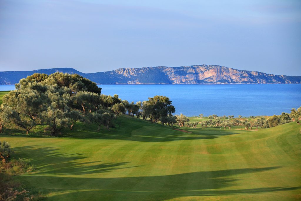 https://golftravelpeople.com/wp-content/uploads/2019/04/Costa-Navarino-Golf-The-Bay-Course-4-1024x683.jpg