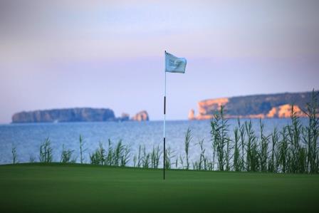 https://golftravelpeople.com/wp-content/uploads/2019/04/Costa-Navarino-Golf-The-Bay-Course-8.jpg