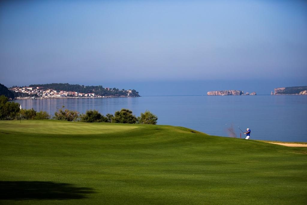 https://golftravelpeople.com/wp-content/uploads/2019/04/Costa-Navarino-Golf-The-Bay-Course-LowRes-1-1-1024x683.jpg