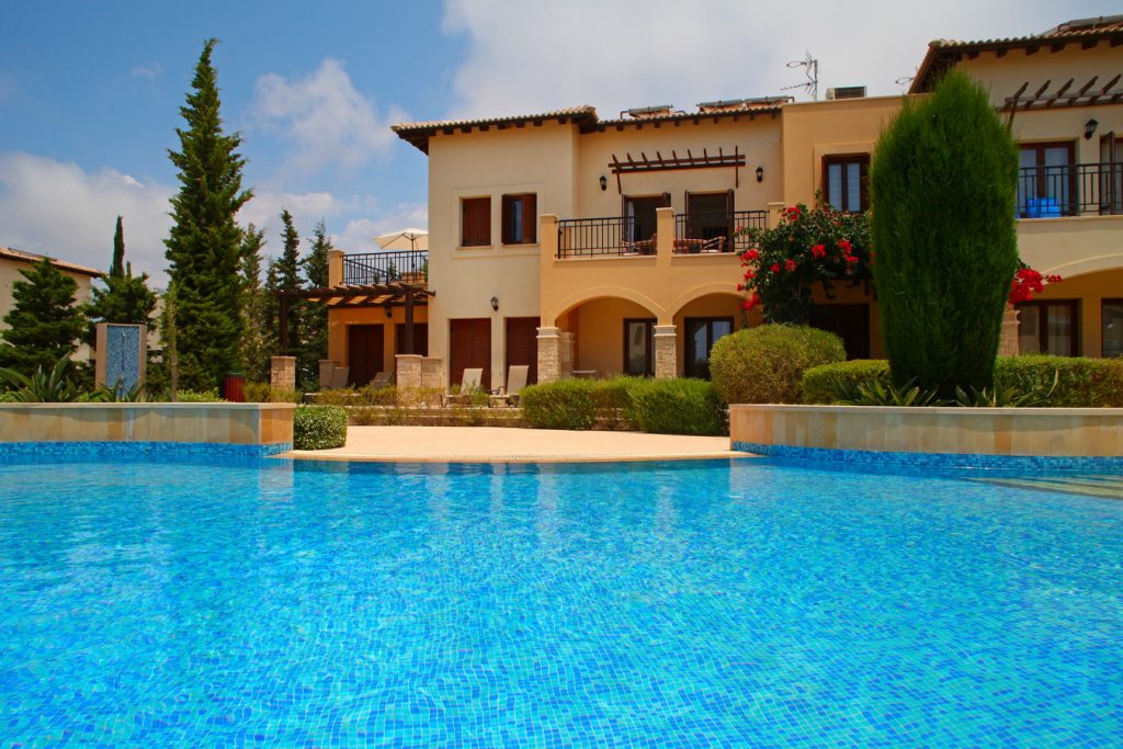 https://golftravelpeople.com/wp-content/uploads/2019/04/Cyprus-Aphrodite-Hills-Resort-Luxury-Apartments-4-1024x683.jpg