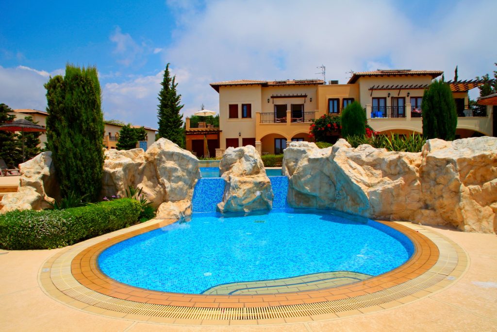 https://golftravelpeople.com/wp-content/uploads/2019/04/Cyprus-Aphrodite-Hills-Resort-Luxury-Apartments-47-1024x683.jpg
