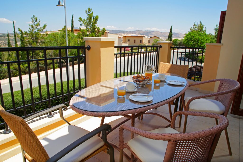 https://golftravelpeople.com/wp-content/uploads/2019/04/Cyprus-Aphrodite-Hills-Resort-Luxury-Apartments-62-1024x683.jpg