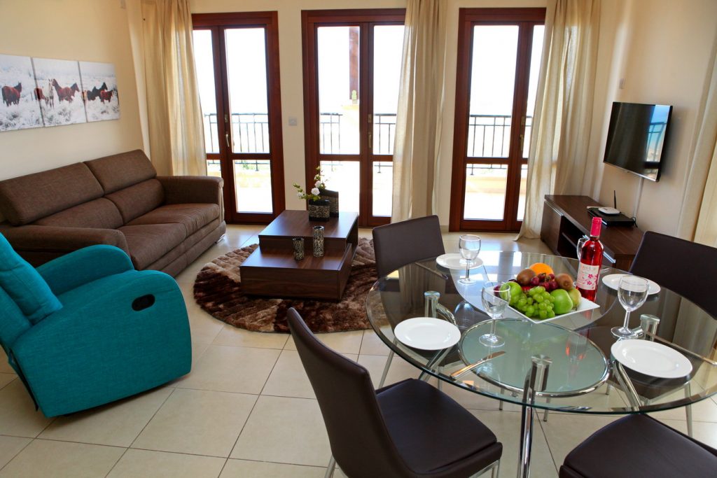 https://golftravelpeople.com/wp-content/uploads/2019/04/Cyprus-Aphrodite-Hills-Resort-Luxury-Apartments-65-1024x683.jpg
