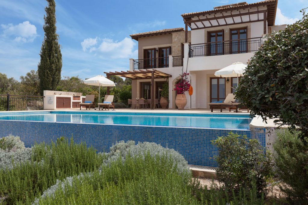 https://golftravelpeople.com/wp-content/uploads/2019/04/Cyprus-Aphrodite-Hills-Resort-Superior-Villas-53-1024x683.jpg
