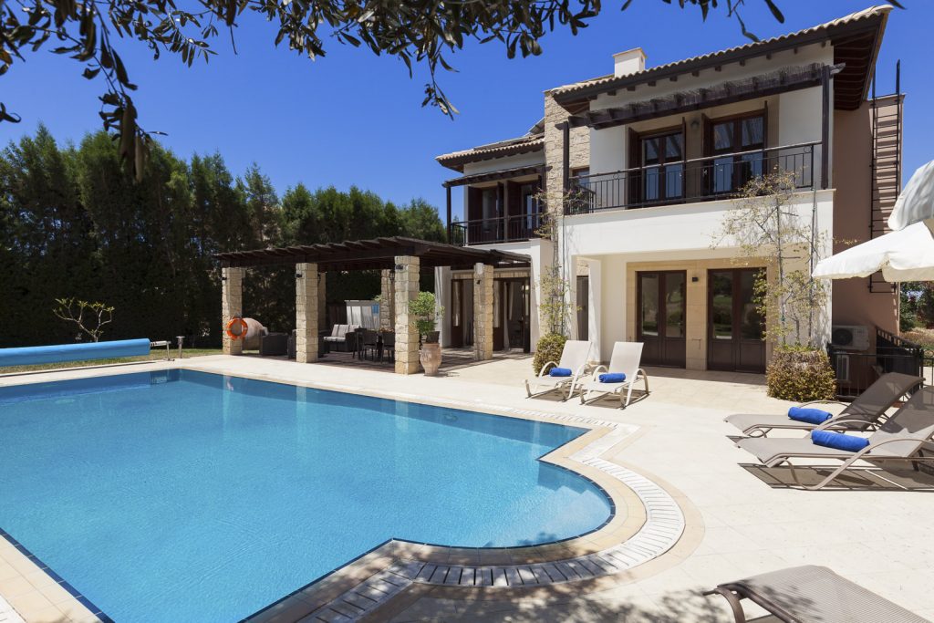 https://golftravelpeople.com/wp-content/uploads/2019/04/Cyprus-Aphrodite-Hills-Resort-Superior-Villas-60-1024x683.jpg