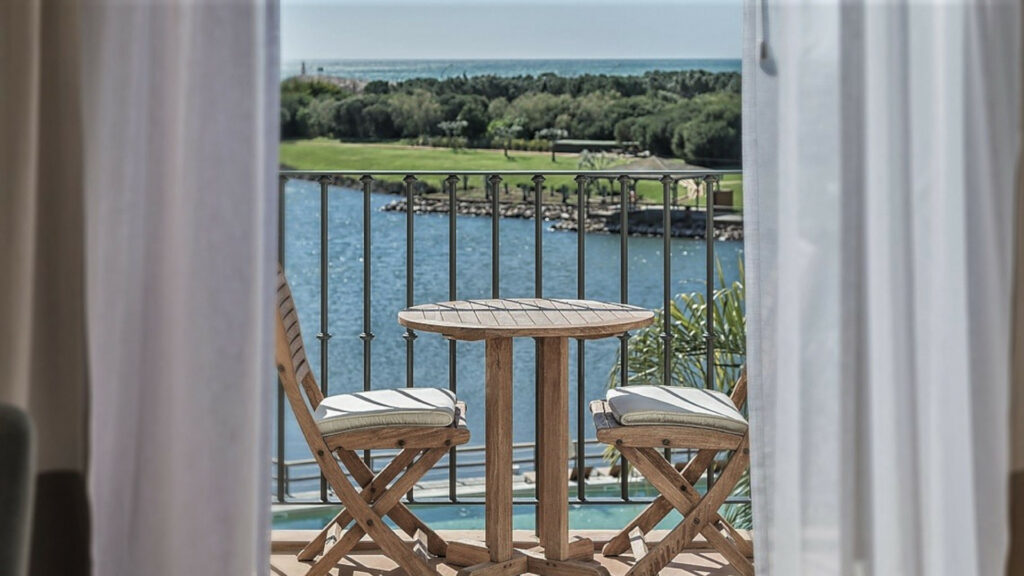 https://golftravelpeople.com/wp-content/uploads/2019/04/Domes-Lake-Algarve-Vilamoura-Bedrooms-and-Suites-2-1024x576.jpg