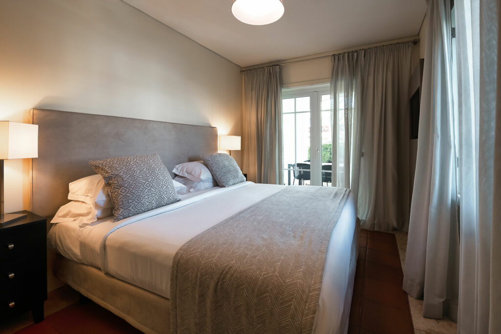 https://golftravelpeople.com/wp-content/uploads/2019/04/Domes-Lake-Algarve-Vilamoura-Bedrooms-and-Suites-4-1024x683.jpg